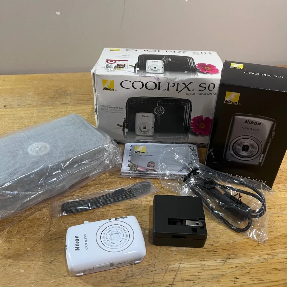 Nikon Coolpix S01 White Digital Camera Gift Pack Vtg Digicam with Clutch Case